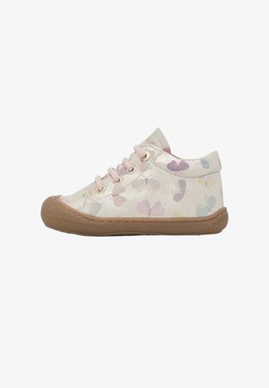 Børnesneakers med en let glitrende overflade, prydet med et sommerfuglemønster i pastelfarver, beige gummisål og lyserøde snørebånd.