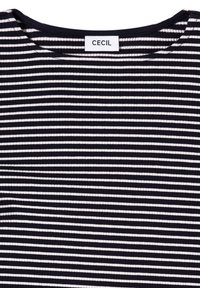 Niebiesko-białe paski, żebrowany top z okrągłym dekoltem i metką "CECIL" naszytą przy kołnierzyku. Charakteryzuje się równymi poziomymi paskami.