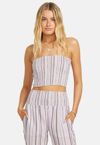 Trägersloses Cropped-Top aus strukturiertem Stoff mit vertikalem Streifenmuster in Lavendel und Weiß, kombiniert mit passenden hochtaillierten Hosen.