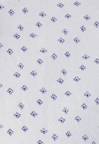 Biały materiał z powtarzającym się wzorem małych, ciemnoniebieskich gwiazdek ułożonych w siatkę. Tekstura wydaje się gładka i płaska.