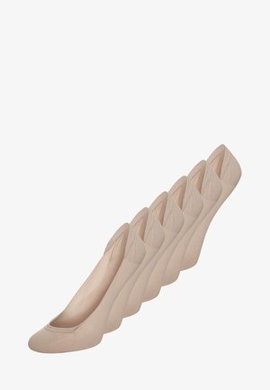 Ballerines nudes en simili cuir avec une forme à bout amande et un léger détail de couture, disposées en rangée.