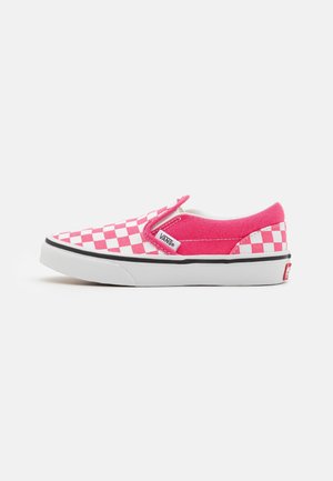 Chaussure Vans slip-on à damier rose et blanc avec semelle en caoutchouc blanche et bande noire, vue de profil sur fond blanc.