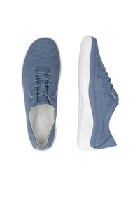 Blaue, perforierte Freizeitsneaker mit weißen Sohlen, aus der Draufsicht und Seitenansicht gezeigt.