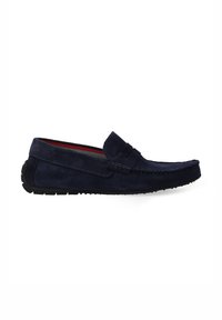 Marineblå ruskinds loafers med en struktureret overdel, detaljeret syning og en gummisål. Har en glat, rund tå og en kontrasterende rød foring.