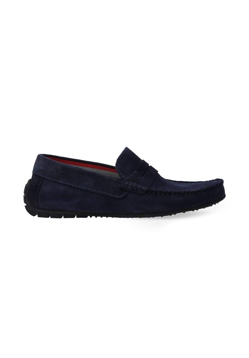 Marineblå ruskinds loafers med en struktureret overdel, detaljeret syning og en gummisål. Har en glat, rund tå og en kontrasterende rød foring.
