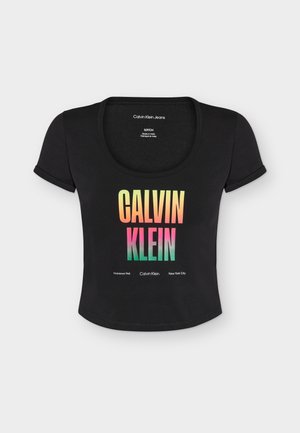 Calvin Klein Jeans, PRIDE SLIM SCOOP TEE UNISEX - Nyomott mintás póló - black