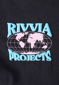 Schwarzer Stoff mit einer strukturierten Grafik; zeigt "RIVVIA" in Hellblau über einer pinkfarbenen Weltkugel, mit "PROJECTS" darunter in passendem Blau.