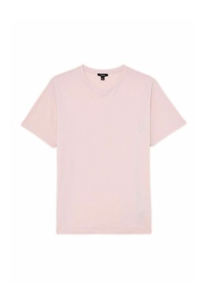 Egyszerű világos rózsaszín, rövid ujjú, kerek nyakú póló, fehér háttéren laposan elhelyezve, elölről látható, a gallér belső részén fekete méretcímkével.