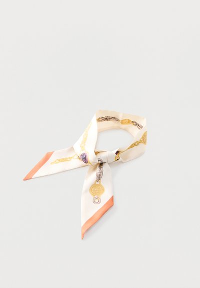 Μεταξωτό φουλάρι λαιμού με λευκή βάση, πορτοκαλί άκρα και σχέδιο με χρυσές και ασημένιες αλυσίδες και μετάλια, δεμένο σε χαλαρό κόμπο.