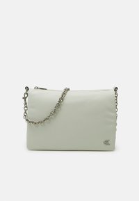 Borsa rettangolare verde chiaro realizzata in materiale liscio, con una tracolla in catena argentata e un piccolo dettaglio del logo su un lato.