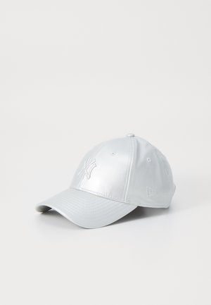 Silver baseball cap with a glossy finish, featuring an embroidered logo on the front and a curved brim. Eyelets for ventilation.