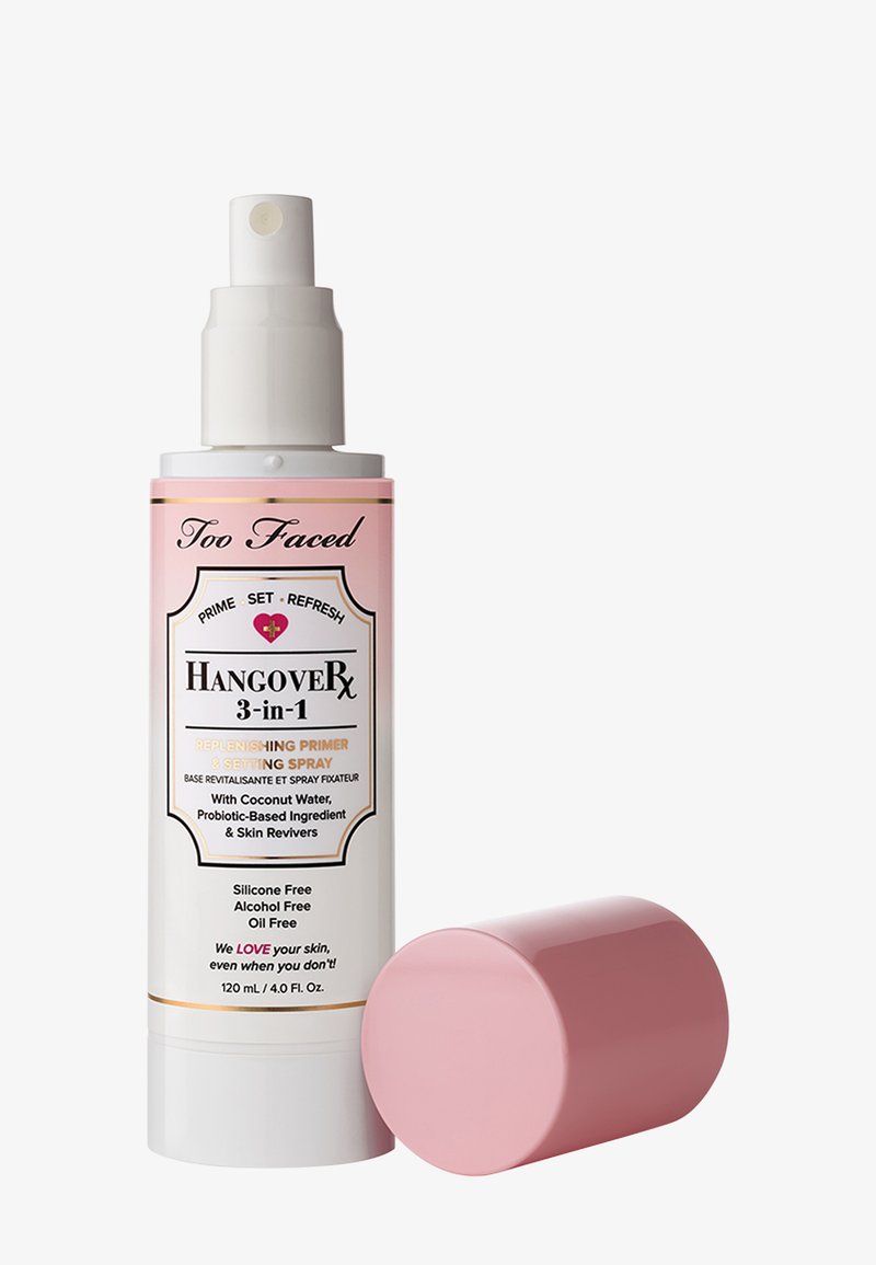 Flasche mit Too Faced Hangover Rx 3-in-1 aufbauendem Primer und Fixierspray, mit pinkem Verschluss, Sprühdüse und weiß-pinkem Etikett.