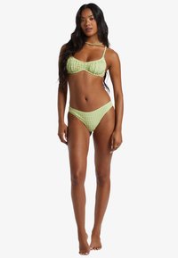 Groen geruit bikini-set met een geraffineerde bralette en bijpassende hoge taille broekjes, voorzien van dunne verstelbare bandjes en een gestructureerde afwerking.