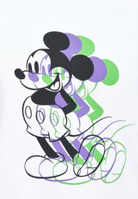 T-shirt bianco con una grafica di Topolino, principalmente in nero con linee di movimento viola e verdi sullo sfondo.