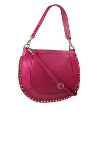 Roze lederen handtas met een gebogen vorm, gouden studs langs de rand en een afneembare schouderriem. Voorzien van een ritssluiting aan de bovenkant.