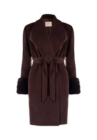 Cappotto marrone in lana con ampio colletto, cintura in tessuto da annodare in vita e dettagli in pelliccia sui polsini. Caratterizzato da un taglio dritto e una texture morbida.