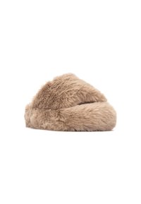 Pantuflas de piel sintética marrón con una textura suave y mullida y una forma redondeada, que cuentan con un diseño plegable y una suela gruesa para mayor comodidad.