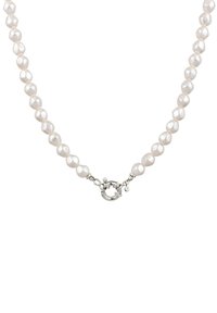 Weißes Perlenhalsband mit runden, schimmernden Perlen und einem subtilen irisierenden Finish sowie einem silbernen Hummerverschluss.