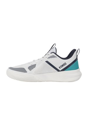 Baskets blanches K-Swiss avec des accents bleu marine et sarcelle, panneaux en mesh, semelle texturée et languettes sur la langue et le talon.