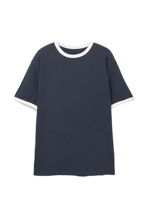 Tamna plava majica s kratkim rukavima s bijelim okruglim izrezom i rubovima rukava. Izrađena od glatkog materijala, s opuštenim krojem.
