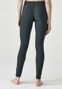Leggings grigio scuro realizzati in tessuto strutturato, dalla forma aderente con una vita alta, design senza cuciture e gambe lunghe.