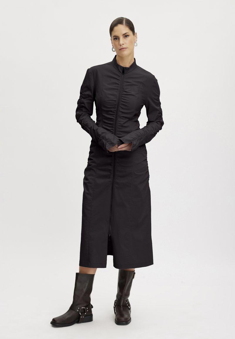 Gestuz FROGZ MIDI Skjortkl nning Black svart Zalando se gestuz-frogz-midi-skjortkl-nning-black-svart-zalando-se