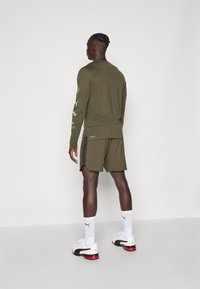 Puma HYROX FUSE STRETCH SHORT - Pantalón corto de deporte - dark olive