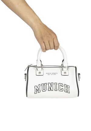 Bolso blanco con detalles en negro, con la palabra "MÚNICH" en tipografía en negrita. Textura suave, forma estructurada y dobles asas.