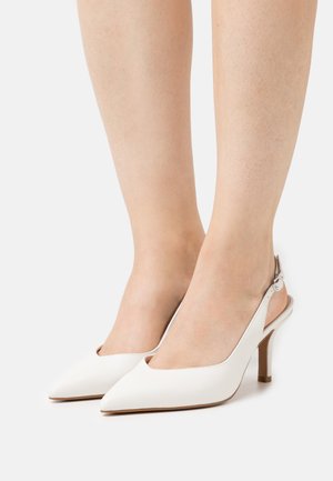 Weißes Leder-Slingback-Absatzschuh mit spitzer Zehenform, dünnem Absatz und verstellbarem Schnallenriemen am Knöchel. Glatte Textur mit minimaler Detailgestaltung.