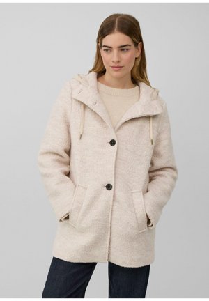 Manteau à capuche rose clair en tissu texturé, avec une fermeture à boutons, deux poches latérales et des cordons de serrage ajustables au niveau de la capuche.
