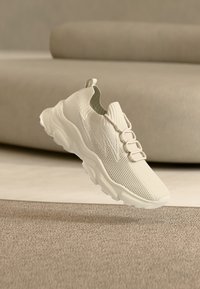 Επιλέχθηκε, off white