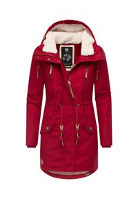 Czerwony, długi zimowy płaszcz z białym futerkiem w środku, zamek błyskawiczny z przodu, dwa kieszenie na suwak na piersi, kieszenie z klapami, regulowane sznurki w talii i kaptur.