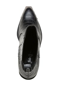 Bottine noire à bout pointu avec texture crocodile, languette à l'arrière, et semelle intérieure de marque visible à l'intérieur de l'ouverture.