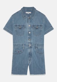 Short en denim bleu clair, avec un col, des manches courtes, deux poches poitrine et une fermeture à boutons sur le devant.