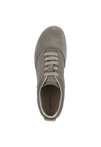 Scarpa grigia chiara con tomaia in suede, cinturini elasticizzati per la chiusura e soletta forata. Punta arrotondata e dettagli testurizzati attorno all'apertura.