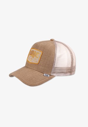 Beige en witte mesh truckerpet met een gebogen klep en een geel geborduurd patch met de tekst "DJINNS Dive Club" op het voorpaneel.