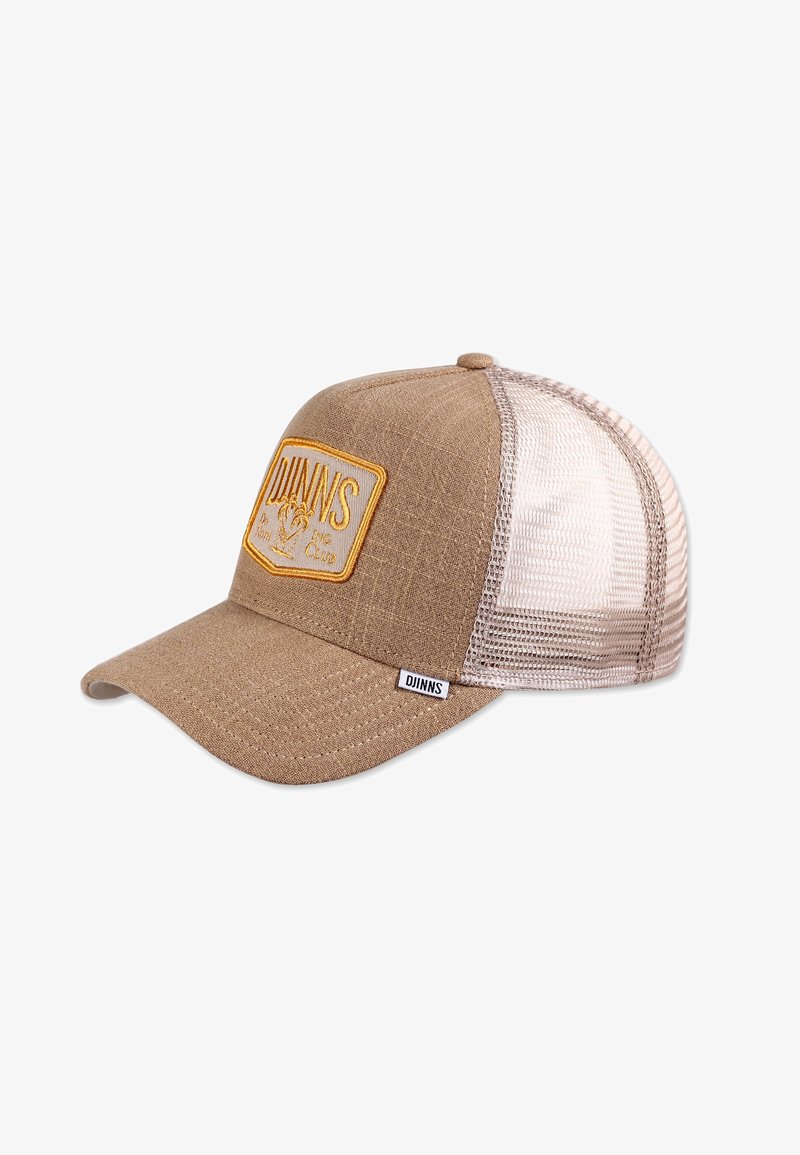 Casquette trucker en mesh beige et blanc avec une visière courbée et un écusson jaune brodé indiquant "DJINNS Dive Club" sur le panneau avant.