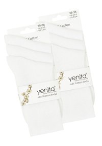Calze di cotone bianche confezionate in coppie, con una superficie liscia e una fascetta di carta con il marchio che include istruzioni per la cura e informazioni sulle taglie.