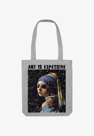 Borsa tote con una reinterpretazione moderna della Ragazza con l'orecchino di perla che indossa occhiali da sole e un foulard di design, con la frase "L'ARTE È COSTOSA" sopra.