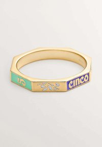 Pulsera hexagonal de color dorado con acentos en verde menta y púrpura. Muestra el número "5" y la palabra "cinco", con un detalle floral.