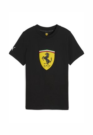 Czarna koszulka z krótkim rękawem z żółtym logo tarczy Ferrari z cwałującym koniem oraz logo Puma na lewym rękawie.