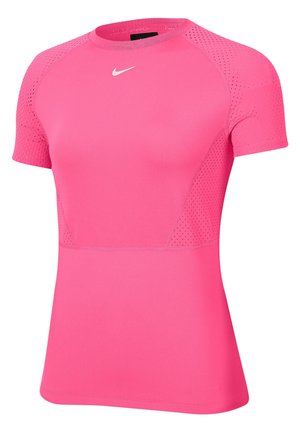 Top atlético de manga corta en color rosa, hecho de tejido transpirable con paneles de malla en los hombros y los laterales, que presenta un cuello redondeado y un ajuste estándar.