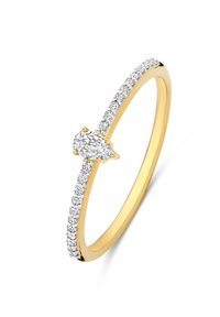 Gouden ring met een peervormige centrale diamant, omringd door kleinere diamanten op de band, met een slank, gepolijst ontwerp.