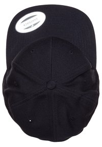 Gorra negra de snapback con visera curvada, hecha de un tejido de algodón texturizado, que presenta una etiqueta redonda en la parte superior con la palabra "SNAPBACK."