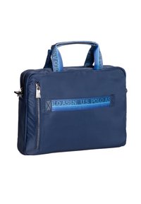 Marinblå nylonportfölj med dubbla handtag, en frontficka med dragkedja och blå logo-besatta remmar. Slät textur och strukturerad form.