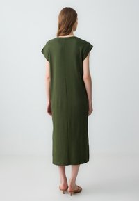 Jimmy Key CREW-NECK MIDI WITH SLIT DETAIL - Abito in maglia - light green