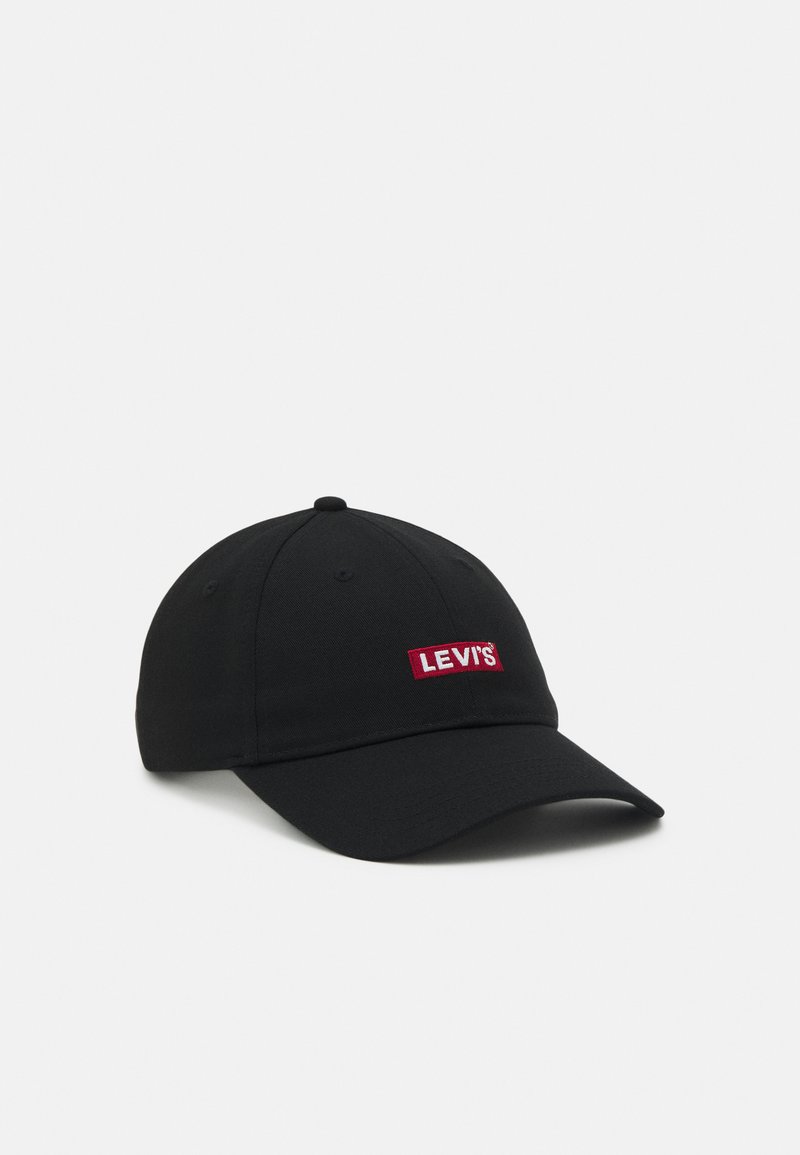 Casquette de baseball en coton noir avec une visière incurvée, ornée d'un patch rectangulaire rouge affichant le texte "LEVI'S" en blanc.