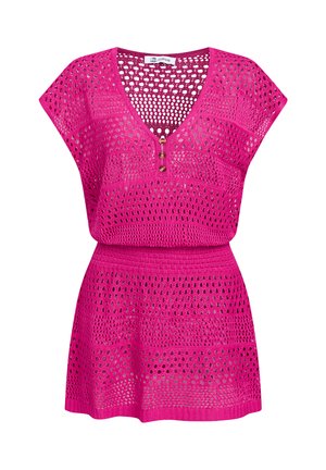 Jasnoróżowa, ręcznie robiona na drutach sukienka bez rękawów z dekoltem w serek, trzema drewnianymi guzikami oraz ażurowym wzorem na całej powierzchni.