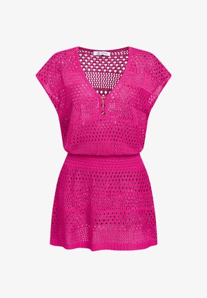 Felroze gebreide mouwloze jurk met V-hals, drie houten knopen en een open breipatroon over de hele jurk.