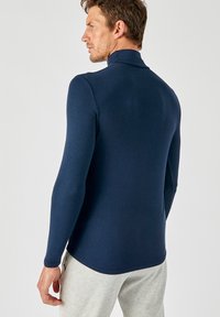 Heren navy blauwe langemouwen top met hoge kraag, gemaakt van een soepele, rekbare stof, heeft fitted mouwen en een strak ontwerp.